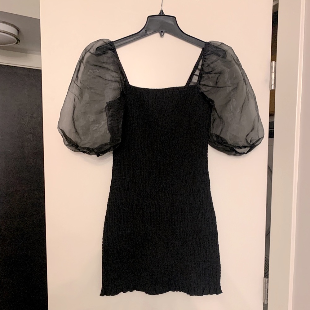 NWOT black mini dress with puff sleeves 🖤🐧